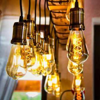 Spuldze dekoratīva LED E27 4W, 300Lm 2200K, stars<360* (ST64) VIDEX VLE-ST64FASD-04272 (silti balta gaisma), dimmējama