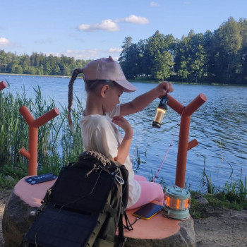 Pārnēsājams, uzlādējams odu - insektu atbaidīšanas līdzeklis Mosquito Repellent Flextail Tiny Repel (3-in-1) funkcijas: 1-Pret odu līdzeklis (zonas 3m vai 9m), 2-LED lukturis, 3-Power Bank (4800mAh), melns