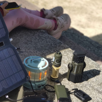 Pārnēsājams, uzlādējams odu - insektu atbaidīšanas līdzeklis Mosquito Repellent Flextail Tiny Repel (3-in-1) funkcijas: 1-Pret odu līdzeklis (zonas 3m vai 9m), 2-LED lukturis, 3-Power Bank (4800mAh), melns