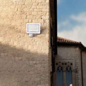 Prožektors ar sensoru LED 30W, 2700Lm 5000K, VLE-F2e-305W-S (sensors 2-12m, 10sec-7min, 10-2000lx, <120*), VIDEX LUCA-PIR (neitrāli balta gaisma)