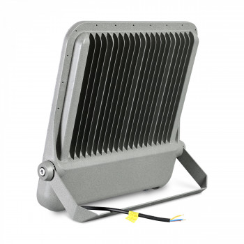 Didelės galios pramoninis LED prožektorius 400W 60 000Lm 5000K IP65 VIDEX VL-F2-4005G – Didžiulė 400W galia ir apsauga nuo įtampos svyravimų