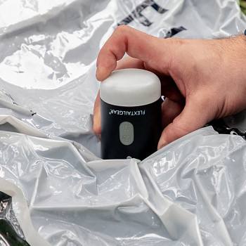 Pārnēsājams, uzlādējams mini pumpis Flextail Max Pump 2 PRO-W (4-in-1) funkcijas: 1-Gaisa pumpis, 2-Vakuma sūknis, 3-LED lukturis, 4-Power Bank (3600mAh), balts
