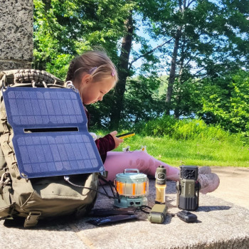 Pārnēsājams, uzlādējams odu - insektu atbaidīšanas līdzeklis Mosquito Repellent Flextail Tiny Repel (3-in-1) funkcijas: 1-Pret odu līdzeklis (zonas 3m vai 9m), 2-LED lukturis, 3-Power Bank (4800mAh), melns